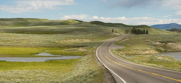 Np Yellowstone Road krzyże nad Elk Antler Creek — Zdjęcie stockowe