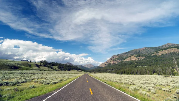 Estrada aberta Montanha Fundo Journey Two Lane Blacktop Highway — Fotografia de Stock