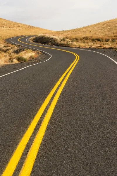 Öppna vägen natursköna resa två Lane Blacktop Highway — Stockfoto