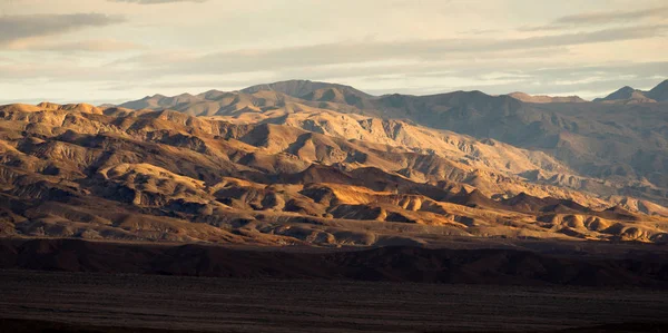 Death Valley Badlands panoramisch bekijken zonsondergang — Stockfoto