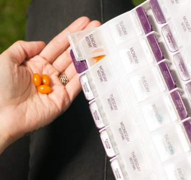 Kadın son gün Pazar ilaç vitamin alır