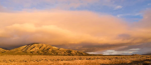 Cloudscape над Hillsdie під час заходу сонця помаранчевий світіння — стокове фото