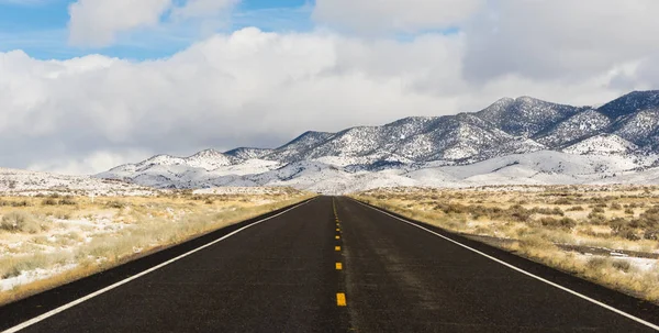 Winterlandschap panoramisch grote bekken centrale Nevada Highway — Stockfoto