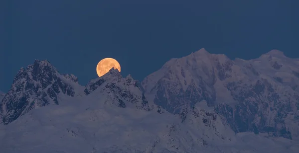 Salida de la luna Mount Mckinley Alaska Denali nacional Park —  Fotos de Stock