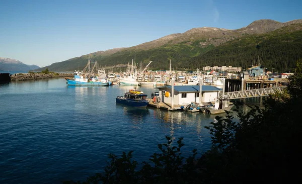 Statków łodzi cumowania przejście kanału Whittier Marina Alaska — Zdjęcie stockowe