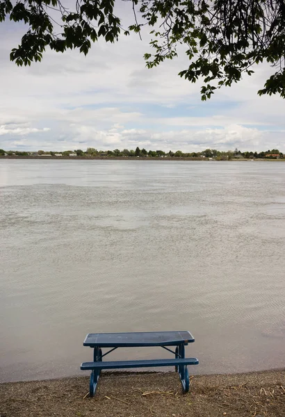 Picnic Table Riverside Columbia River — Stock Photo, Image