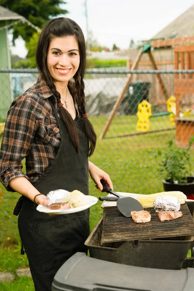 Mooie vrouw die lacht Steaks Barbecue achtertuin voedsel braadrooster — Stockfoto