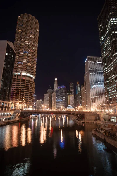Річка протікає через центр міста Чикаго Іллінойс Сіті горизонт — стокове фото