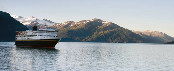 Alaska Ferry Line Ship deixa Whittier — Fotografia de Stock