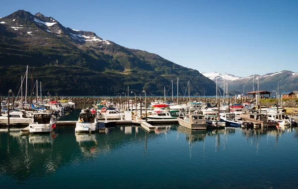 Whittier, Alaska/Verenigde Staten augustus, 5: Boten zijn afgemeerd aan de jachthaven en zijn zeer beschermde in deze haven omringd door bergen op 08/20/15 in Whittier, Ak. Rechtenvrije Stockfoto's