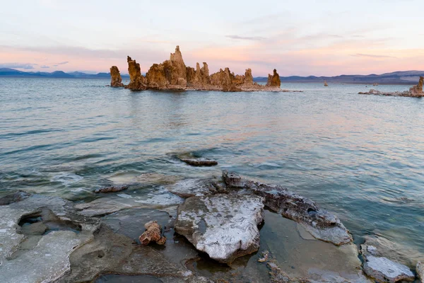 岩塩トゥファ岩夕日モノラル湖カリフォルニア自然アウトドア — ストック写真