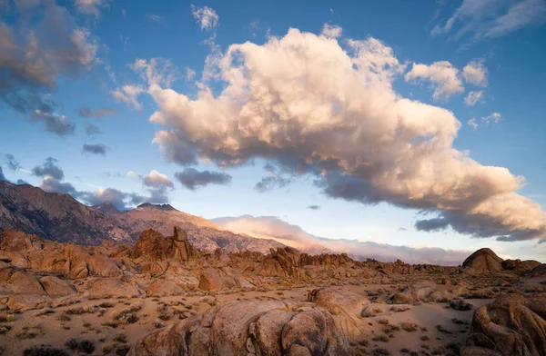 Golden rocks alabama hills sierra nevada range kalifornien — Stockfoto