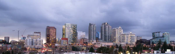 Burzliwy niebo architektura krajobrazu Bellevue Washington Downtown — Zdjęcie stockowe