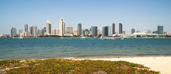 Skyline de ciudad de centro de la ciudad de Bahía de San Diego frente al mar — Foto de Stock