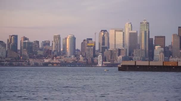 Elliott Bay Puget Sound Shimmers Dusk Seattle Washington Downtown City Skyline — Stock Video