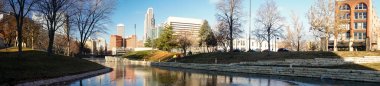 Uzun Panoramik Omaha Nebraska Şehir Merkezi Skyline