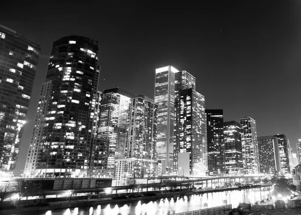 Budova podél Chicago River centrum město Panorama Illinois — Stock fotografie