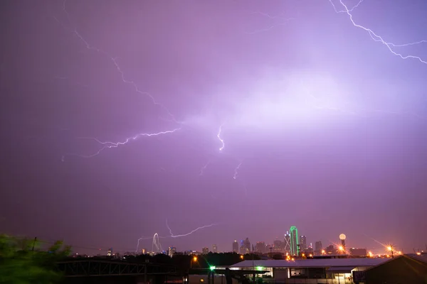 闪电电风暴德克萨斯州达拉斯市天际线 — 图库照片