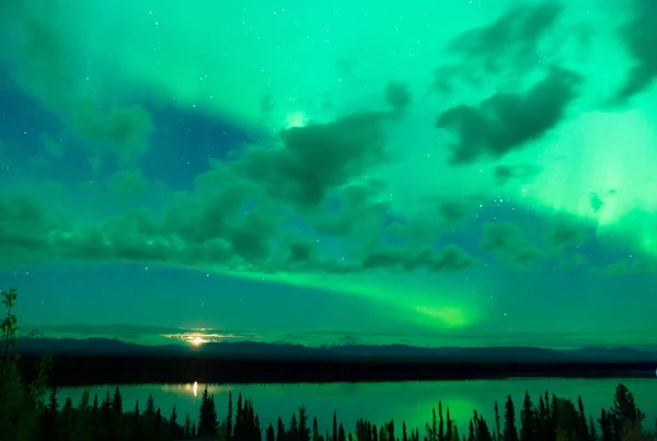 De Aurora Borealis ontstaat door wolken externe Alaska — Stockfoto