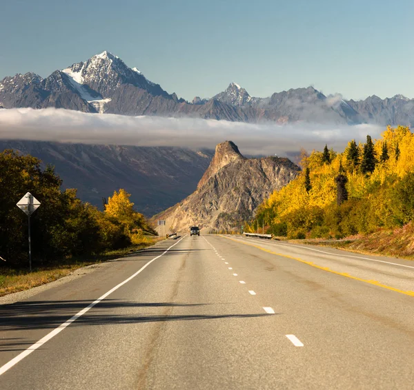 Vrachtwagen benaderingen Fall seizoen Open Road Alaska — Stockfoto