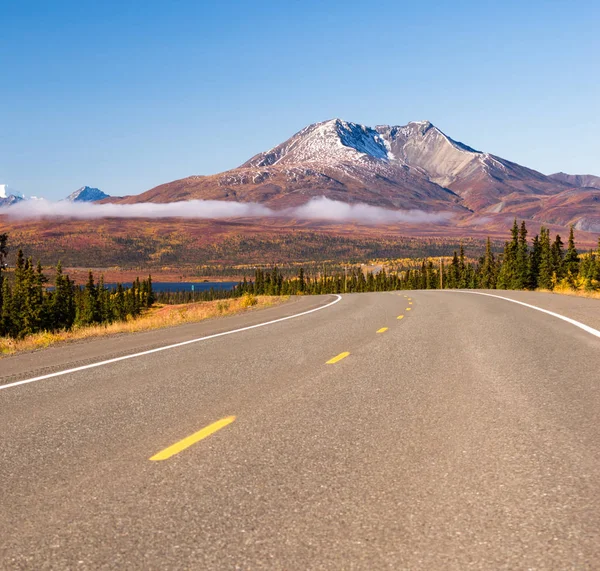 公路曲线荒野路阿拉斯加山风景 — 图库照片