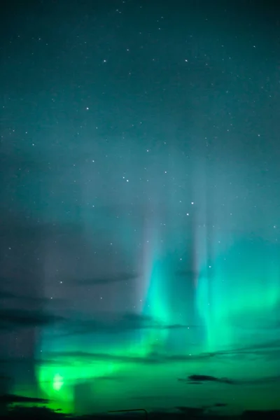 Polární záře se objeví skrz mraky vzdálené Aljaška — Stock fotografie