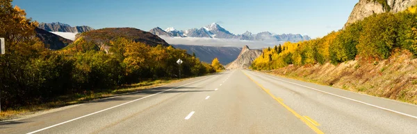 Pustej szosie jeden Upadek Season Open Road Alaska — Zdjęcie stockowe