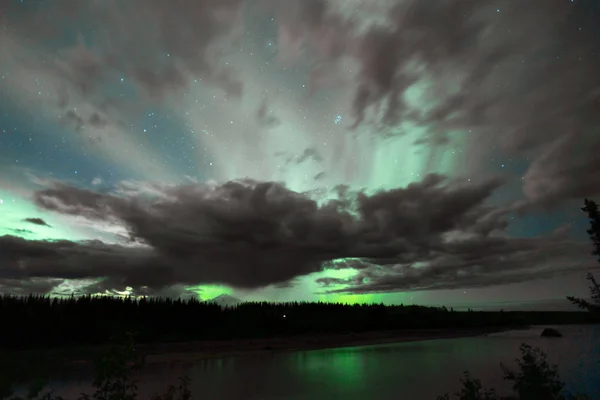 L'Aurora Boreale emerge attraverso le nuvole remote dell'Alaska — Foto Stock