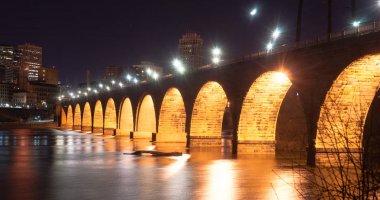 Taş kemer köprü St Paul Minnesota Mississippi Nehri gece