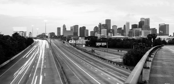 Ruchu drogowego wydaje się zbiegają się w centrum miasta Skyline Houston Texas — Zdjęcie stockowe