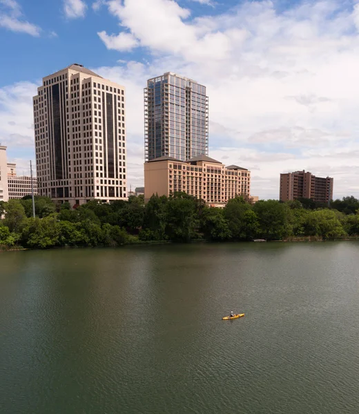 黄色皮划艇奥斯汀德克萨斯州市中心城市天际线科罗拉多河 — 图库照片
