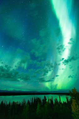 Göl Aurora Borealis bulutlar uzak Ala ile ortaya çıkan yansıtır