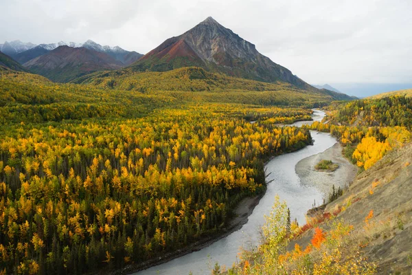 Matanuska řeka teče podzimní sezónu podzim barevný Aljaška — Stock fotografie