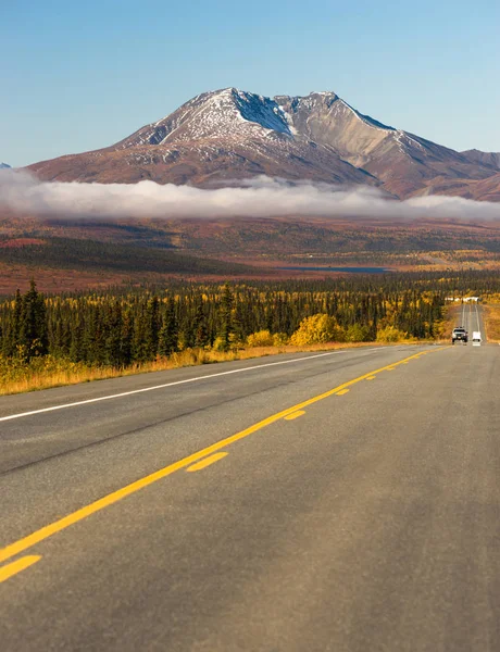 Carretera conduce en Wilderness Road Alaska Mountain Landscape — Foto de Stock