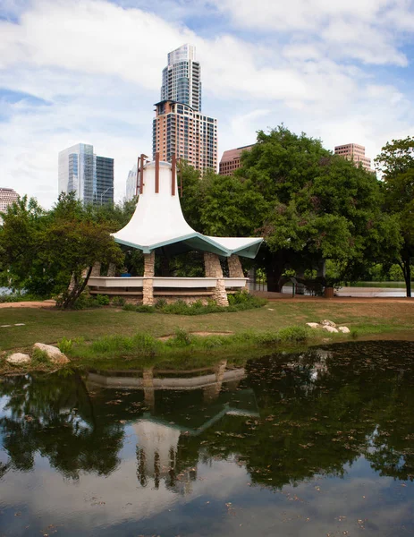 Park vijver verticale compositie Austin Texas middag — Stockfoto