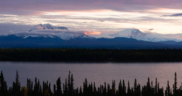 MT Blackburn Willow jezioro Wrangell – St. Elias National Park — Zdjęcie stockowe
