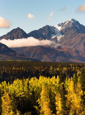 Yüksek kar kaplı tepeler Chugach dağ aralığı Alaska
