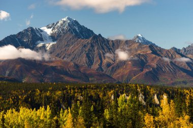 Yüksek kar kaplı tepeler Chugach dağ aralığı Alaska