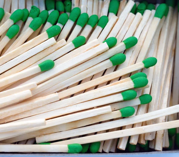 Groupe bois tige vert pointe match dans boîte allumettes — Photo