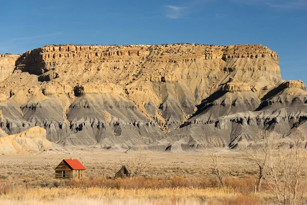 Fedett kabint Utah vadonban Badlands — Stock Fotó