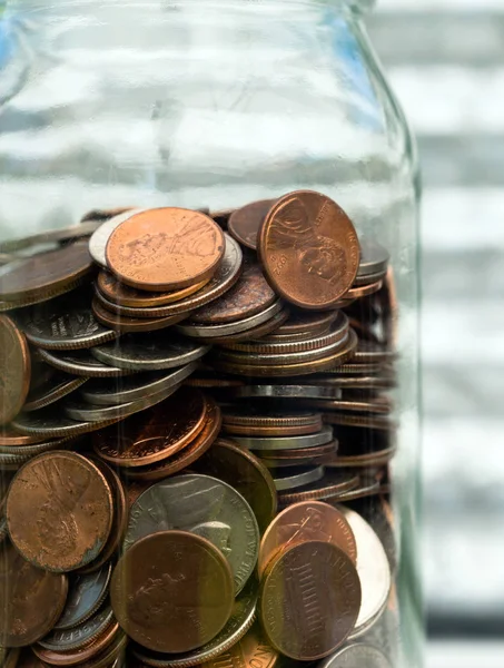 Pièces de monnaie en Dollar américain dans Jar Pennies Nickels Quarters Dimes — Photo