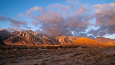 Alabama Hills günbatımı Sierra Nevada aralığı California dağlar
