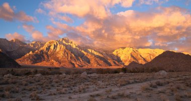 Alabama Hills günbatımı Sierra Nevada aralığı California dağlar