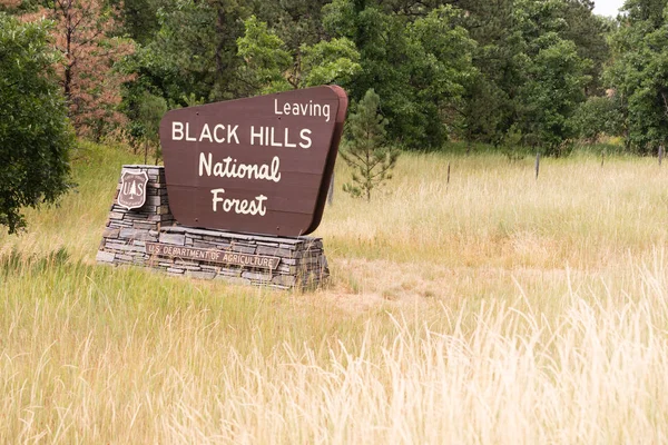ブラックヒルズ国立森林道端記念碑サイン南ダコタ州 — ストック写真