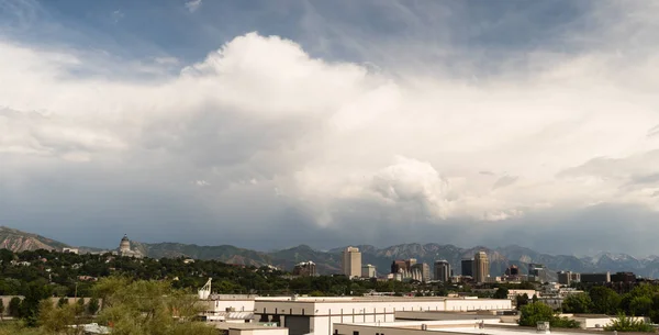 Bergen dominera Salt Lake City Skyline bakgrunden tittar österut — Stockfoto