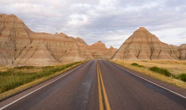 Otoyol içine kaya oluşumları Badlands Ulusal Park Güney Dakota