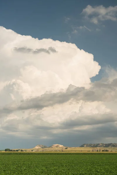 Dramaattinen Sky Storm Cloud muodostuminen hämärässä auringonlaskun — kuvapankkivalokuva