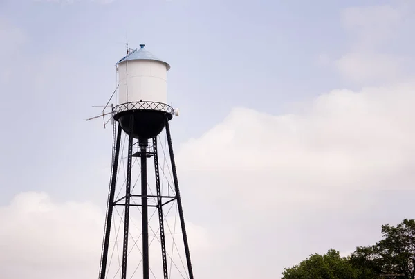 Hermosa torre de almacenamiento de agua blanca y azul negro —  Fotos de Stock
