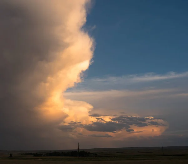 Dramática formación de nubes de tormenta de cielo al atardecer — Foto de Stock