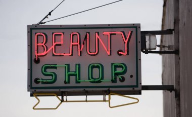 Eski küçük kasaba Neon Güzellik Salonu işareti Vintage tabela